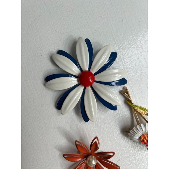 Vintage Jewelry lot of Christmas Brooch, Trifari Stick Pin and Other - Picture 8 of 10